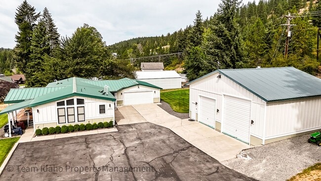 Building Photo - BRAND NEW! Fully furnished and stocked Single Level Home...Easy & Beautiful Living with a stunnin...