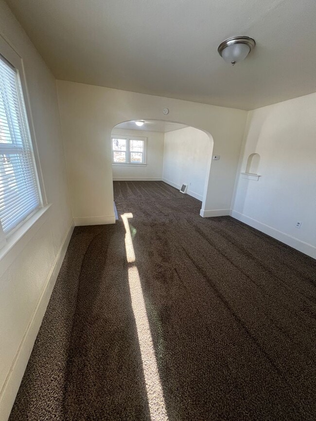 Building Photo - Corner location near ISU-Single Family Home with room to spread out!