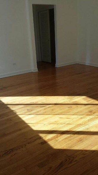 Building Photo - 6910 N Sheridan Rd