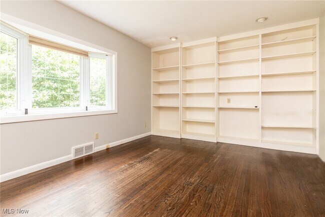 Building Photo - 25035 Penshurst Dr