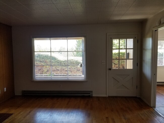 Building Photo - 2br duplex with carport and stackable washer/dryer included!