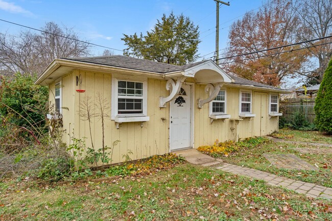 Building Photo - RARE SOUTHERN HILLS BEAUTY! 3 living rooms...