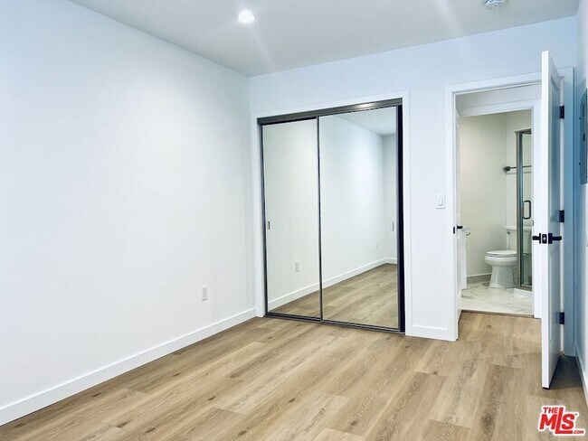 Building Photo - 815 W Glenoaks Blvd