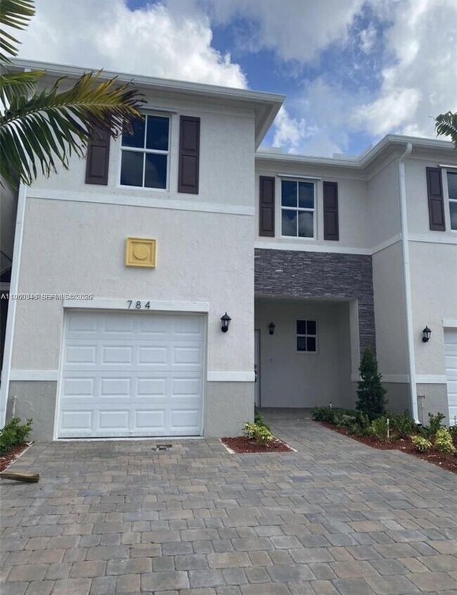 Building Photo - 784 SE 19th St