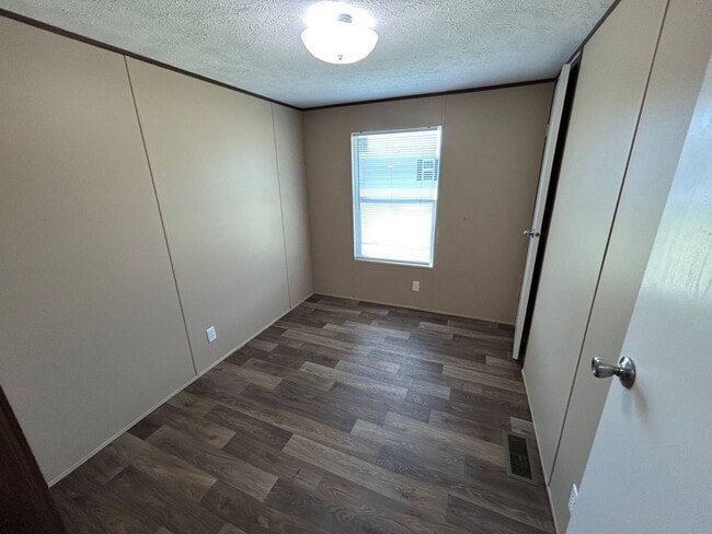 Building Photo - 1501 Bunnys Dr