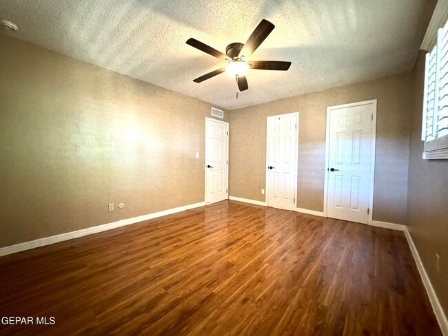 Building Photo - 10288 Lakeview Dr