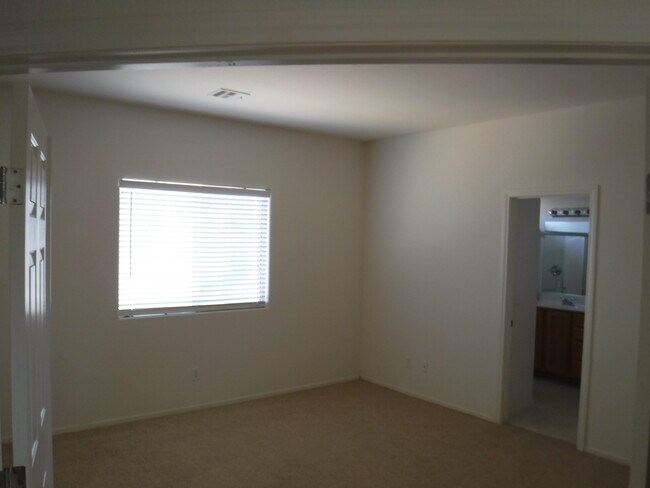 Building Photo - 3 BEDROOM HOME IN GATED COMMUNITY WITH COM...