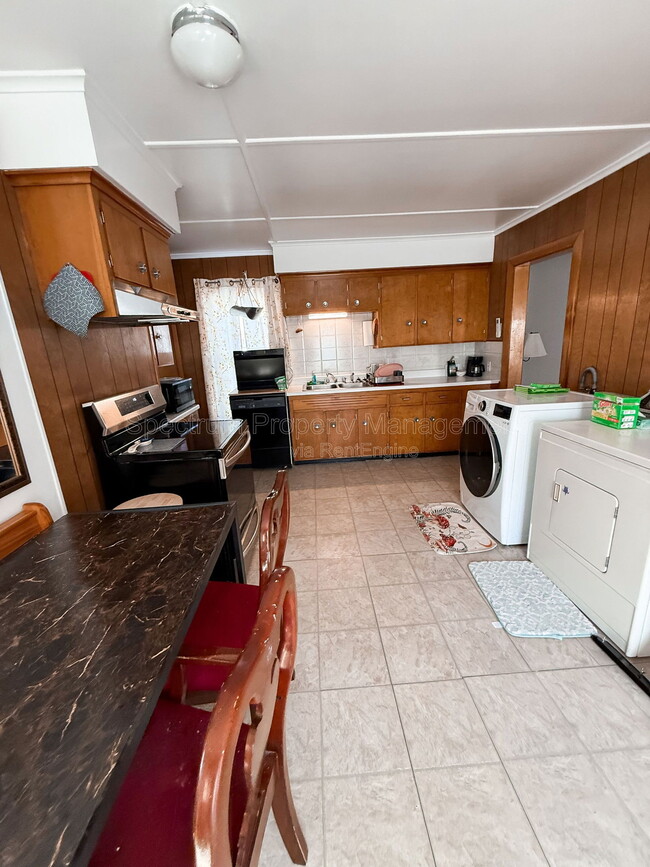 Building Photo - 4 Autumn St