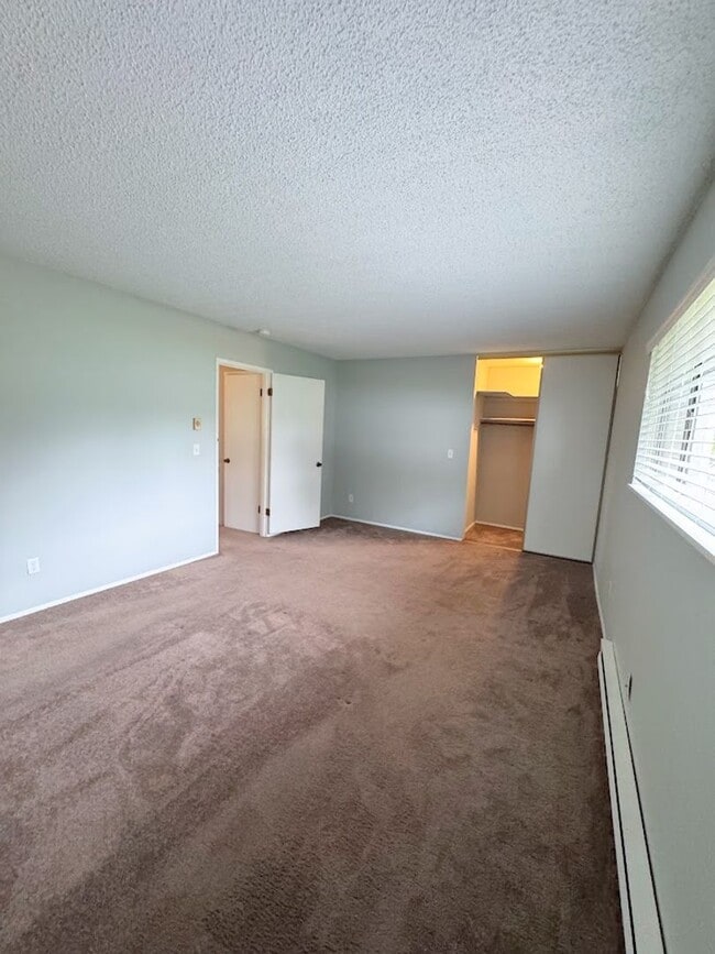 Building Photo - Large, Updated 2 Bedroom, 1.5 bath Townouse in Lovely Multnomah Village