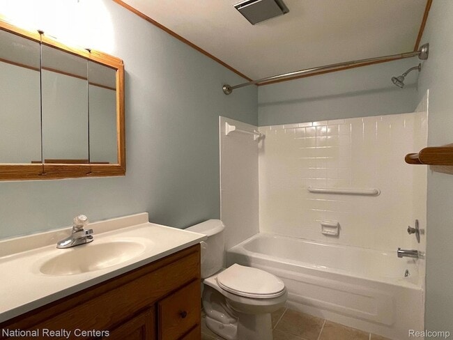Building Photo - 8719 Meadowbrook Dr