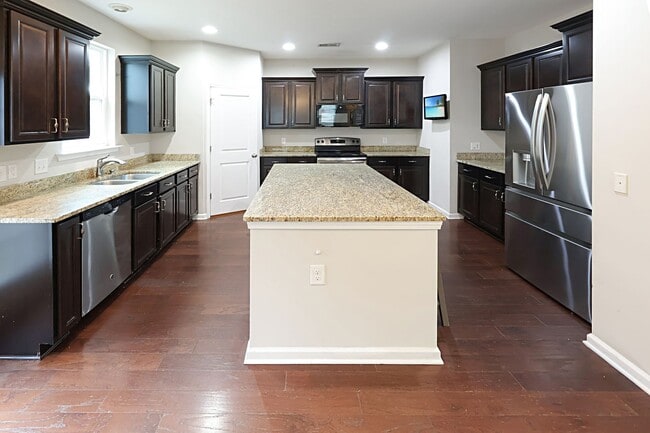 Building Photo - Stunning & Spacious 4 Bedroom Home in Highland Falls Community