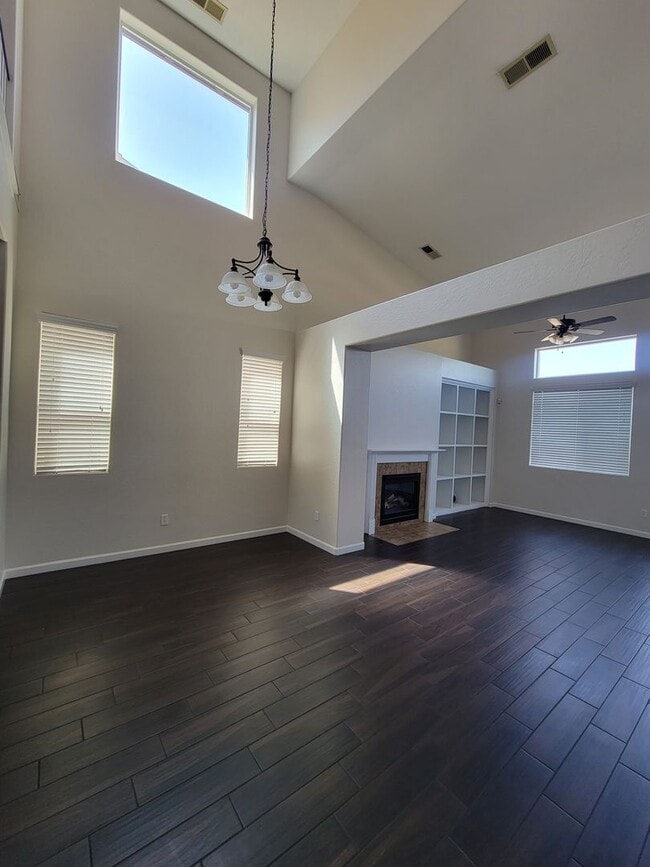 Building Photo - Beautiful 2 bedroom 2.5 bath home in Avalon Gated Community!!