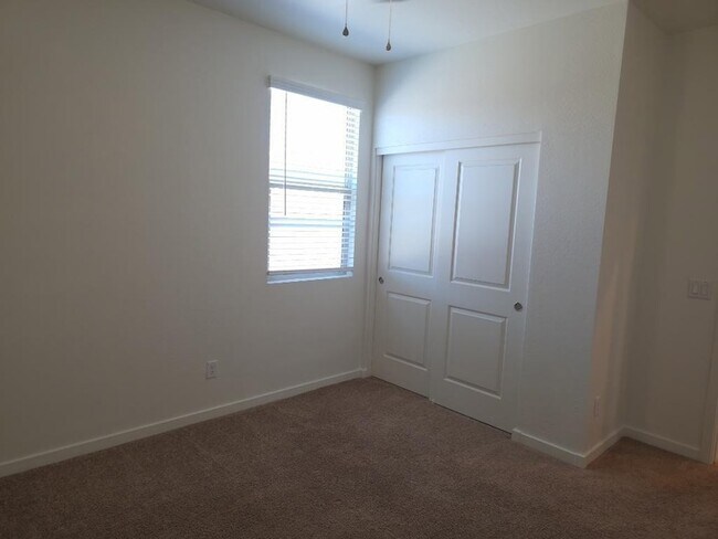 Building Photo - 18085 W Elm St