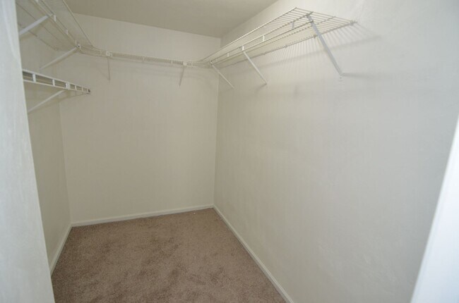 Building Photo - 1 Bedroom 2nd Floor Apartment