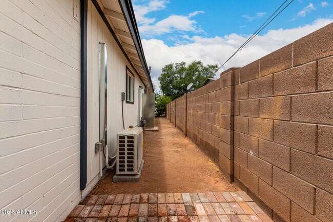 Building Photo - 538 W 13th St