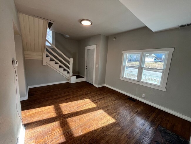 Building Photo - Updated 3bed 2bath