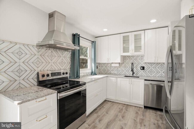 Building Photo - 7897 Pavilion Dr