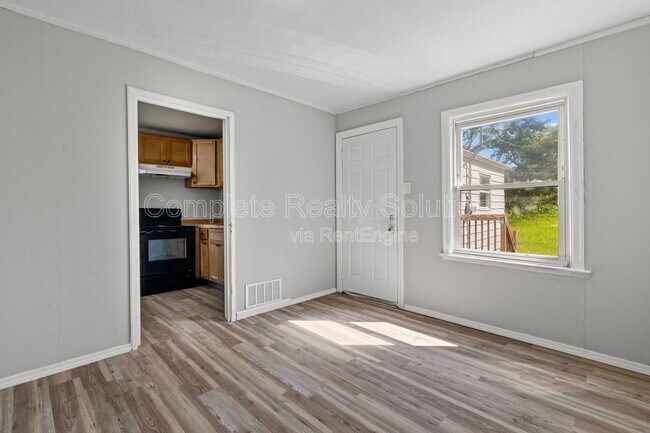 Building Photo - 7120 Greenhaven Dr