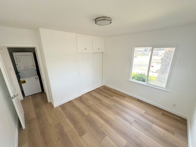 Building Photo - 2bd/1ba in Sherman Oaks w/ parking, washer/dryer in unit!