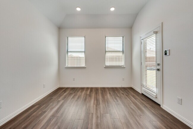 Building Photo - 3514 Honeysuckle Holw