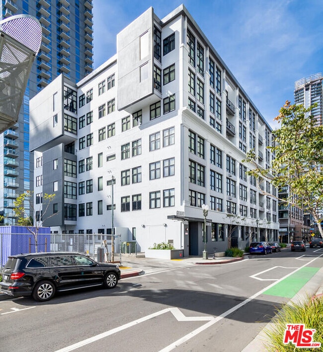 Building Photo - 330 W 11th St