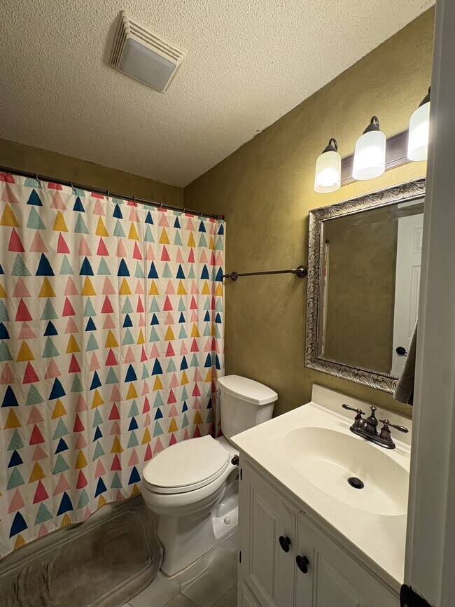 Building Photo - 321 N Valley View Dr