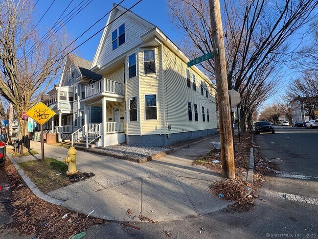 Building Photo - 455 Huntington St