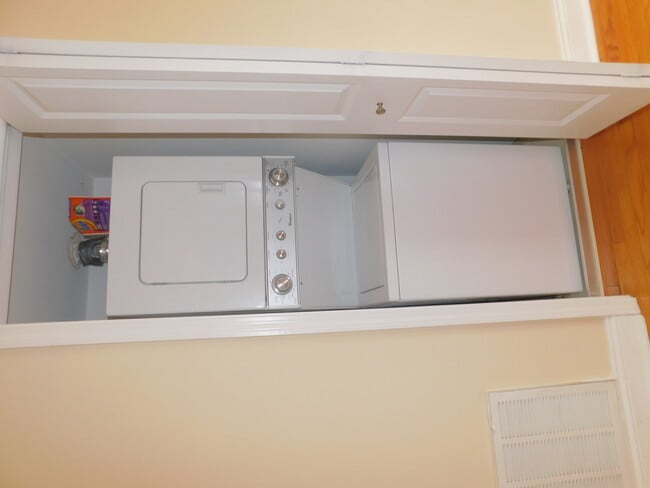 Building Photo - 515 Sheridan Rd