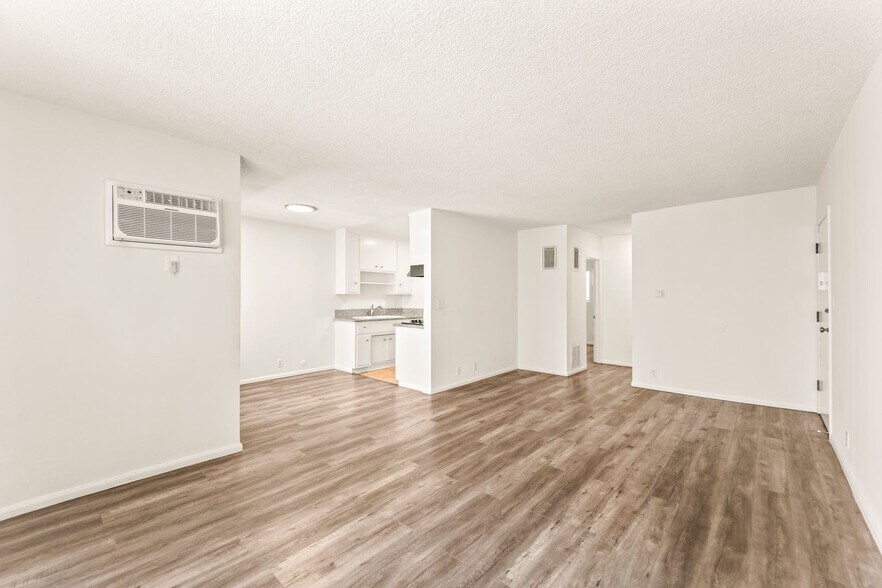 Building Photo - 714 W Knoll Dr