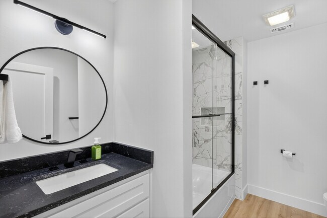 Building Photo - 820 Broken Arrow