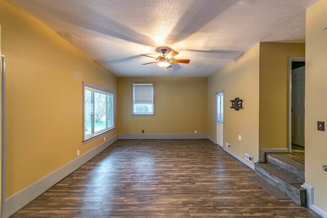 Building Photo - Fantastic 3/2 East Nashville w/ Bonus Room & Sunroom!