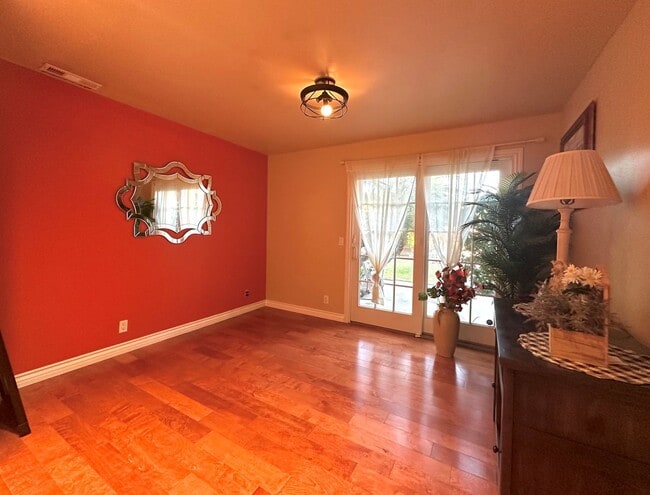 Building Photo - Beautiful 4 Bed / 3 Bath Home in Garden Grove For Rent