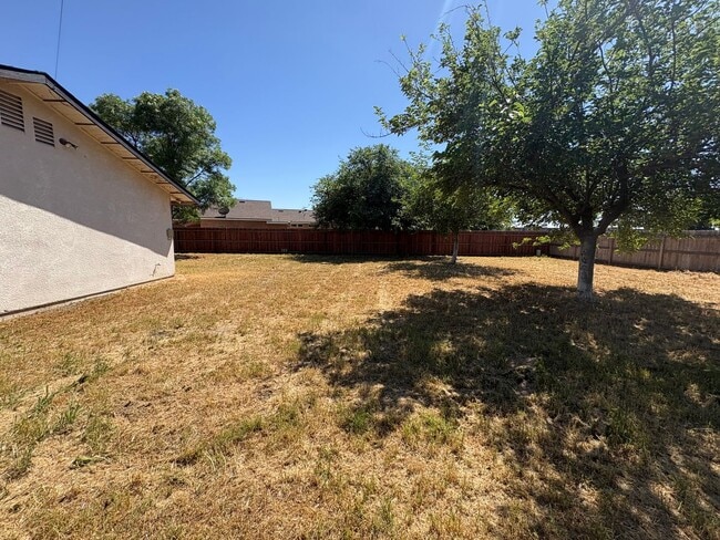 Building Photo - Charming Tulare home available now!