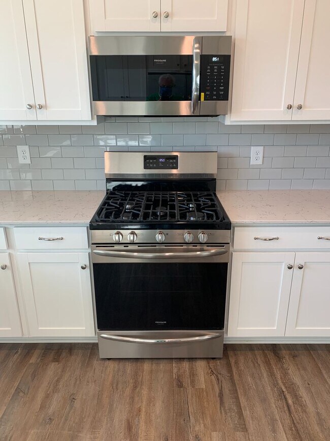 Building Photo - Resort life for your family in the Palisades!