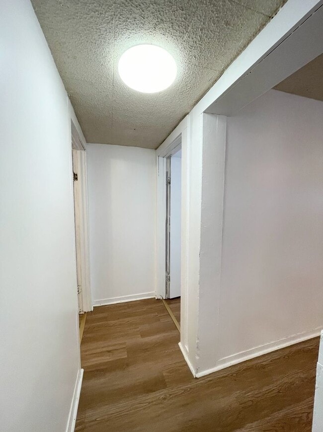 Building Photo - 3 Bedroom 1 Bathroom House