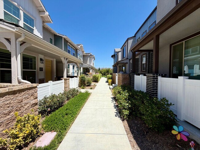 Building Photo - Charming 3bed 2.5 bath Simi Valley Home