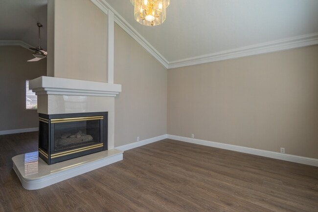 Building Photo - Spacious 6 Bedroom Home with a Balcony!