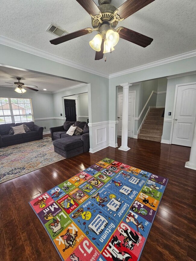 Building Photo - Spacious 5-Bedroom, 3-Bathroom Home for Re...