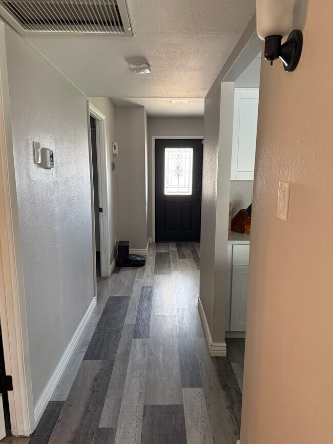 Building Photo - 5205 W Crocus Dr