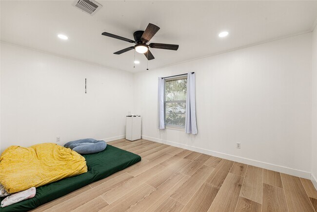 Building Photo - 3410 Tanglewilde St