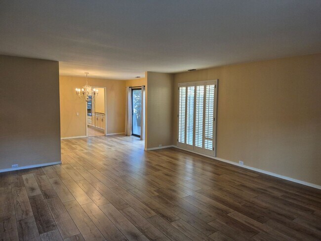 Building Photo - Beautiful  4 bedroom 2.5 bath with loft & Pool