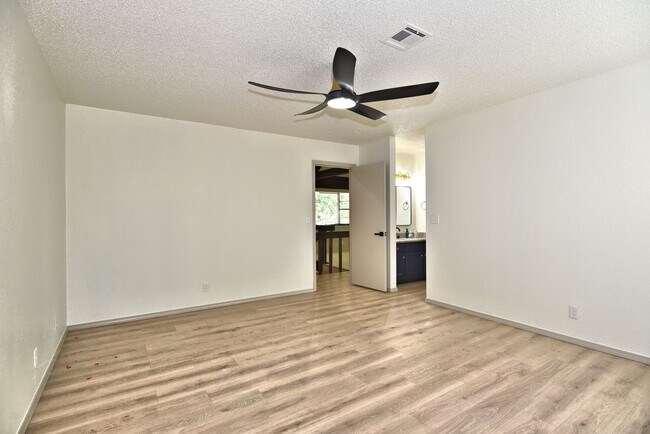 Building Photo - Updated 2 bed, 2 bath townhouse with 1,788...