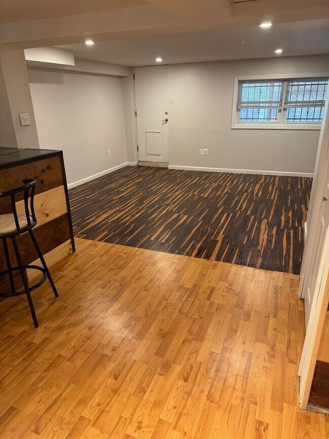 Building Photo - 3-Bedroom Townhome in Parkwood with Finished Basement! Available NOW!