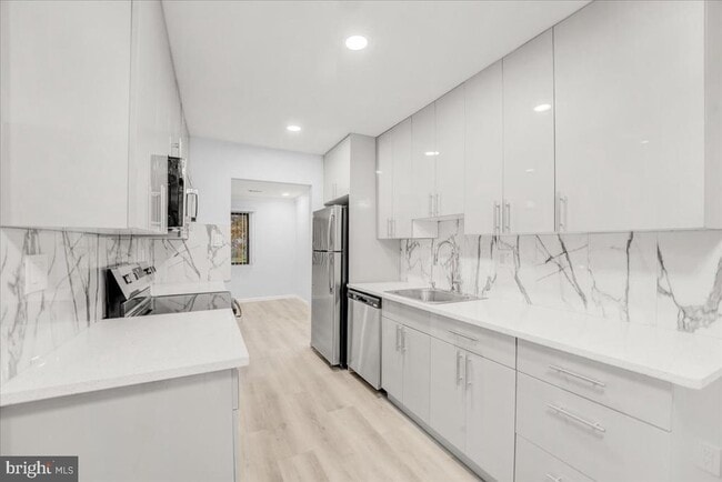 Building Photo - 16 E Bluebell Ln