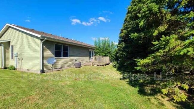 Building Photo - 1406 School House Ln