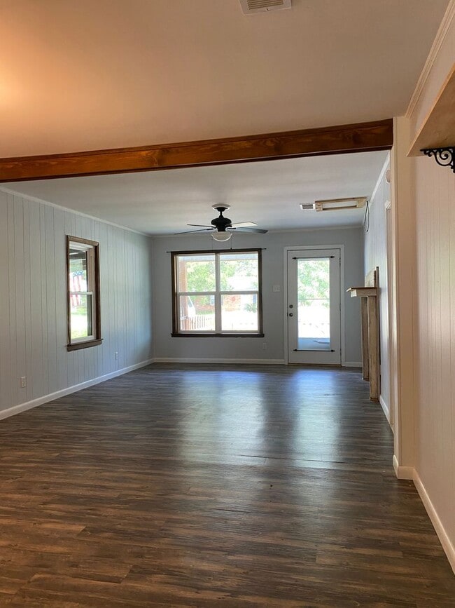 Building Photo - Charming updated 2 Bedroom, 2 full bath ho...