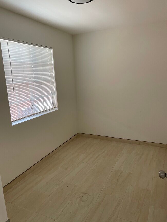 Building Photo - 114 W B St