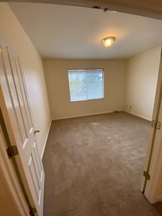 Building Photo - Rare Find! 5 bedroom spacious family home in a gated community Roseville.