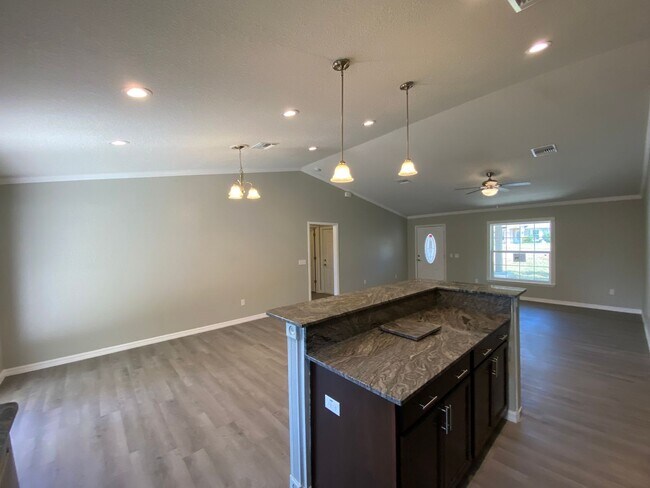 Building Photo - 10 Hemlock Cir Ct