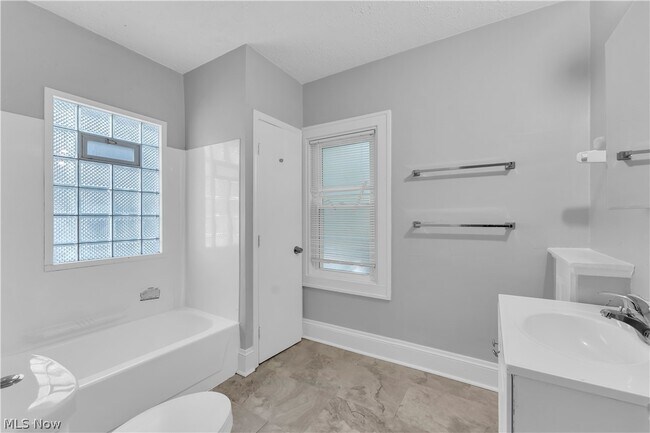 Building Photo - 921 Helmsdale Rd